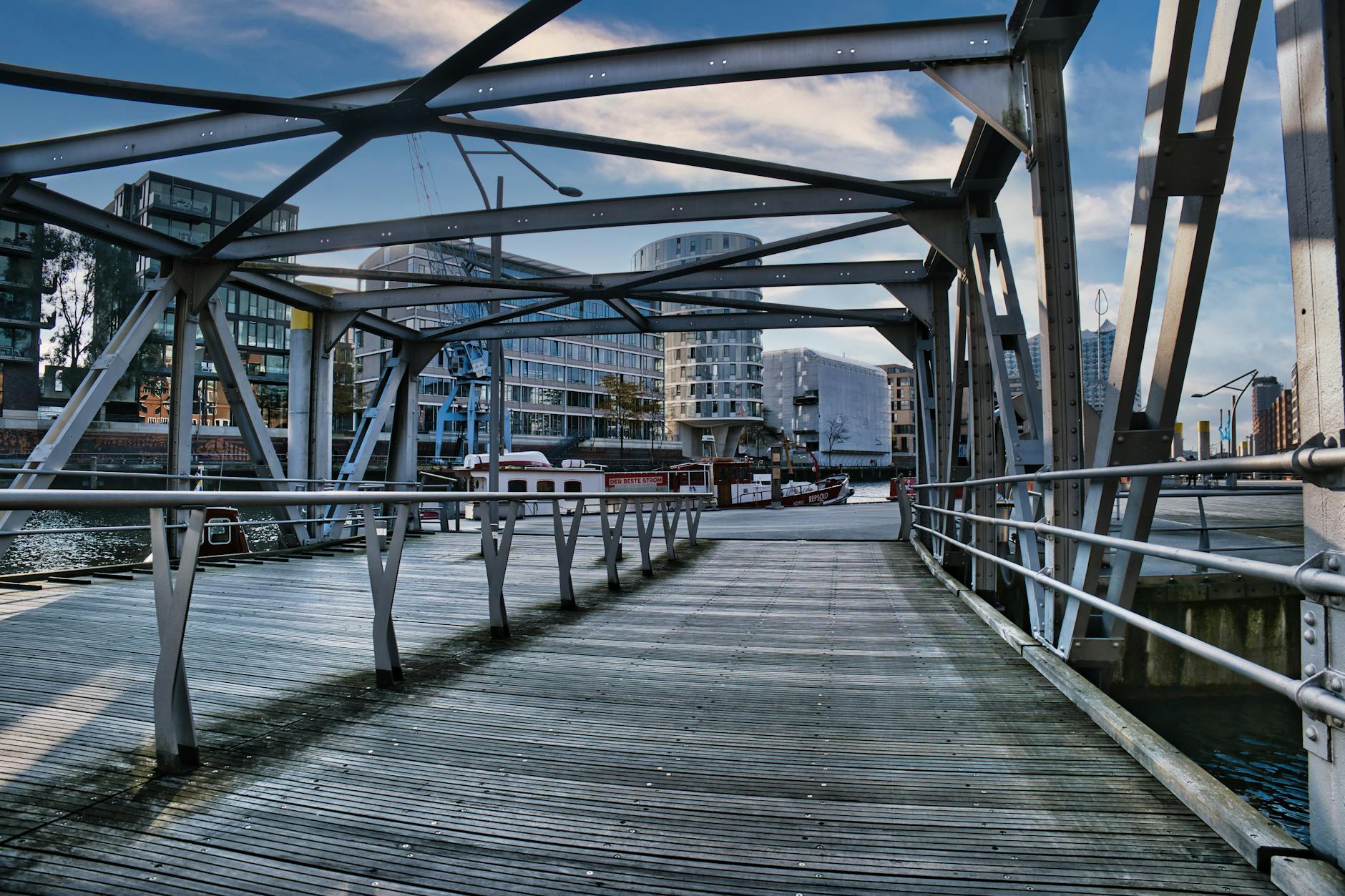 The footbridge over the River Torrens connecting the city to Adelaide Oval